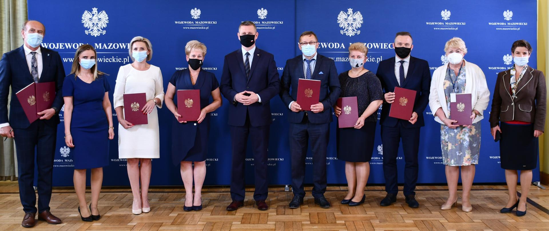 Na zdjęciu znajduje się grupa osób