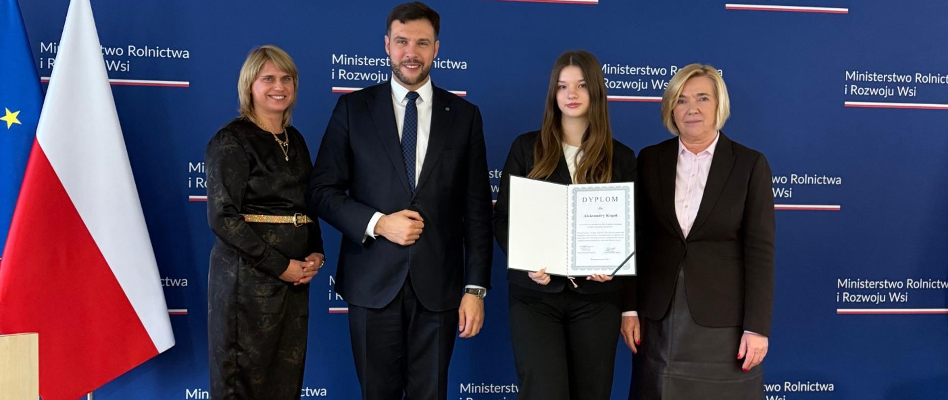 Grupa czterech osób podczas uroczystego wręczenia dyplomu w Ministerstwie Rolnictwa i Rozwoju Wsi.