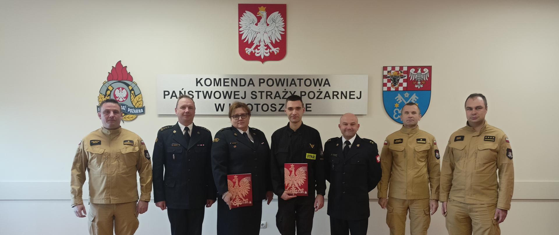 Zdjęcie ukazuje Kierownictwo Komendy wraz z wyróżnionymi i awansowanym funkcjonariuszem