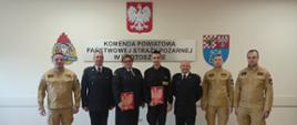 Zdjęcie ukazuje Kierownictwo Komendy wraz z wyróżnionymi i awansowanym funkcjonariuszem