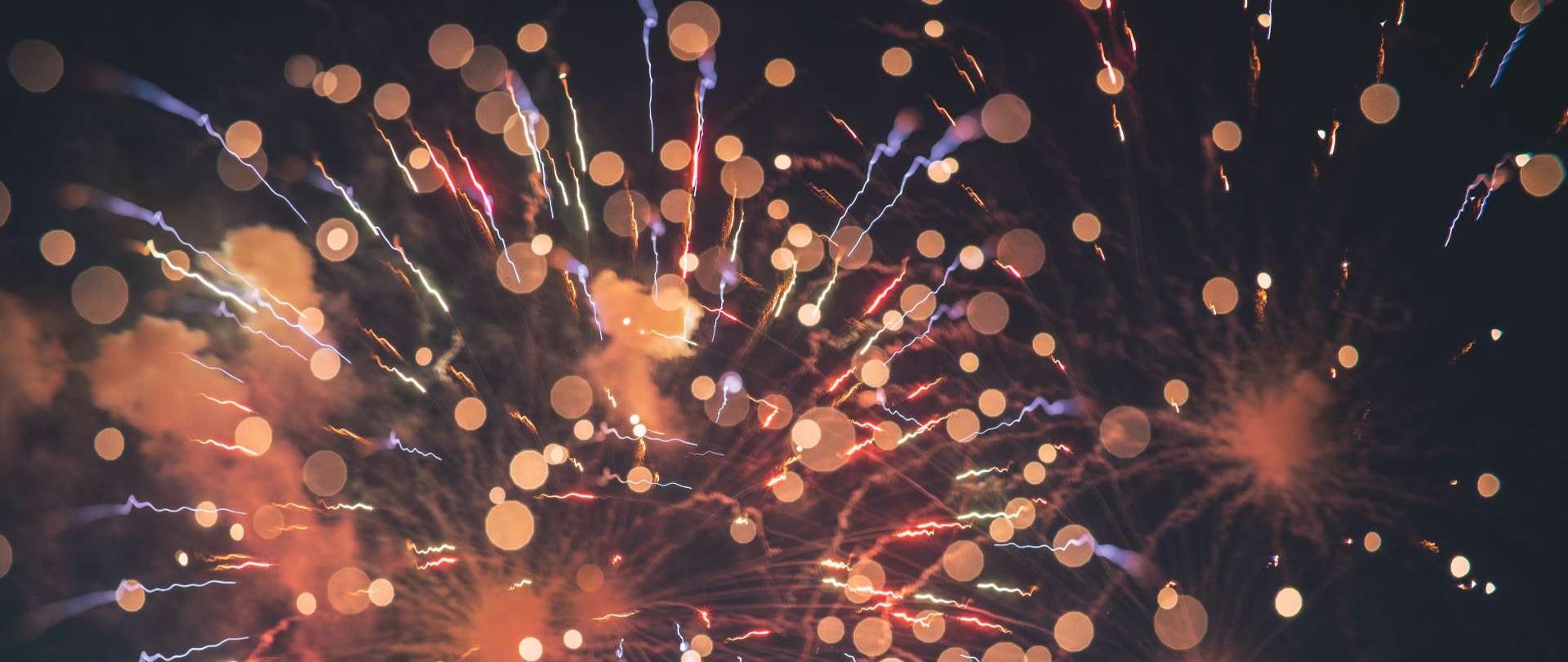 zdjęcie ukazujące fajerwerki na tle ciemnego nieba