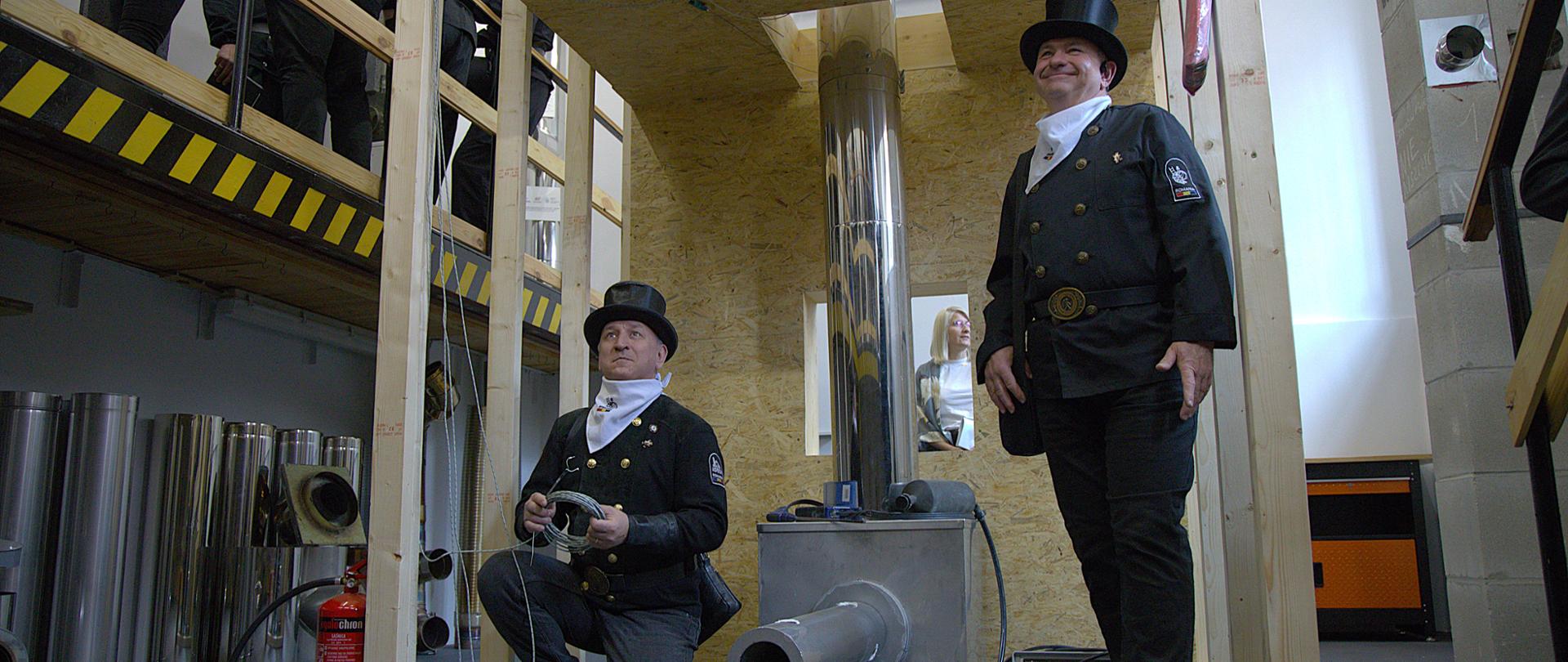 Na zdjęciu widać uczestników konferencji, znajdujących się w laboratorium, który jest dedykowany badaniom ogniowym i analizie systemów wentylacyjnych.