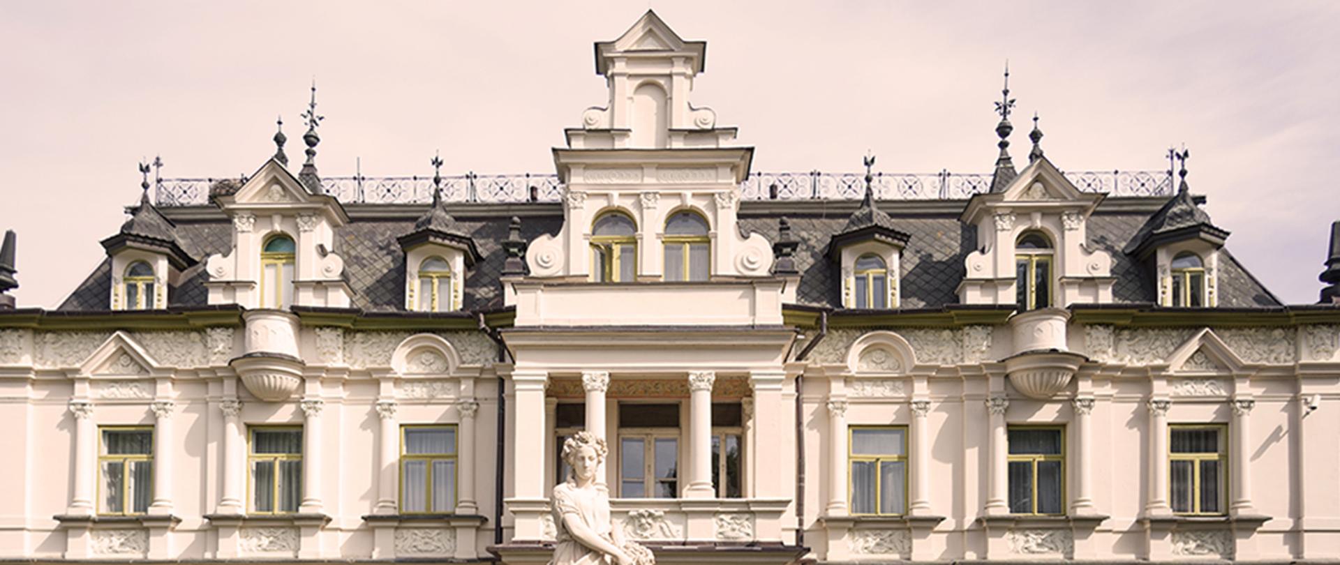 Zdjęcie przedstawiające główny budynek szkoły od frontu