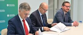 Robert Gajda, Zastępca Prezesa Zarządu NFOŚiGW podczas podpisywania umowy.