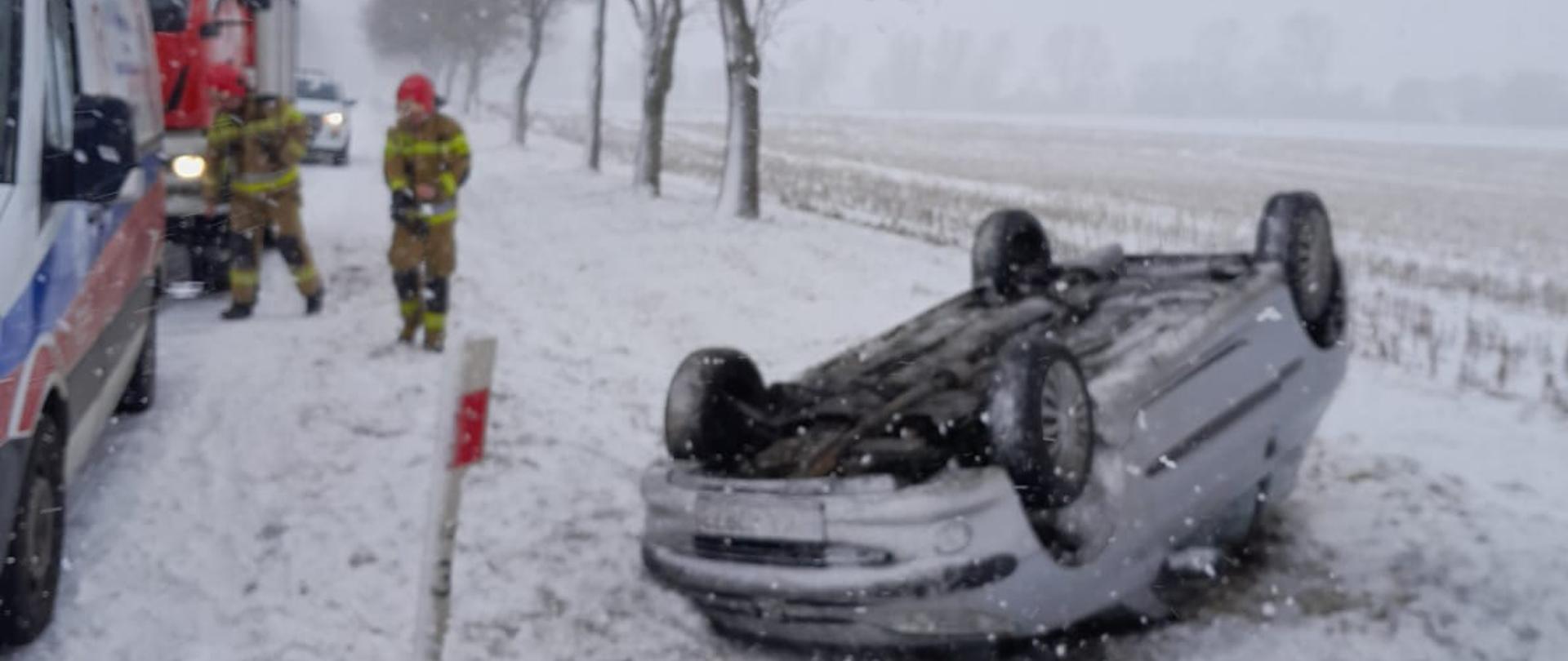 Pojazd po dachowaniu leży na poboczu.