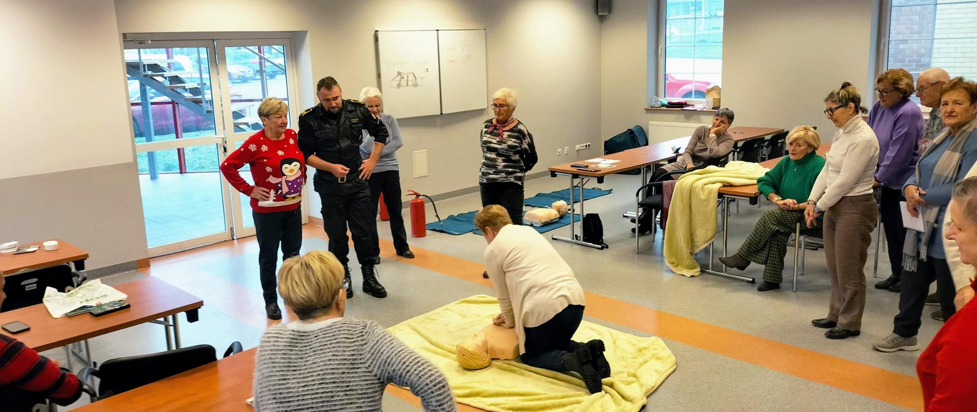 Spotkanie ze słuchaczami Zielonogórskiego Uniwersytetu Trzeciego Wieku - zdjęcie sali ze słuchaczami, pokaz resuscytacji