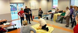 Spotkanie ze słuchaczami Zielonogórskiego Uniwersytetu Trzeciego Wieku - zdjęcie sali ze słuchaczami, pokaz resuscytacji