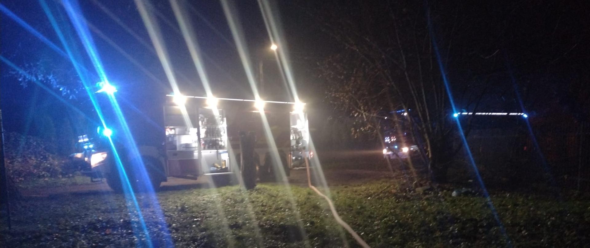 Na zdjęciu widoczne dwa samochody ratowniczo-gaśnicze.