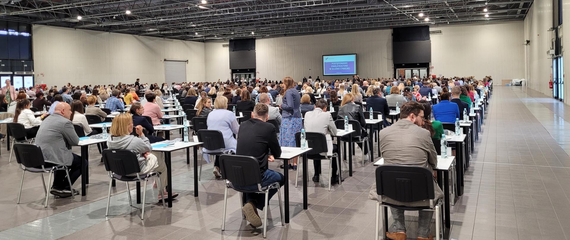 Na zdjęciu: uczestniczki i uczestniczki postępowania kwalifikacyjnego w służbie cywilnej , którzy przystępują do egzaminu w Warszawie