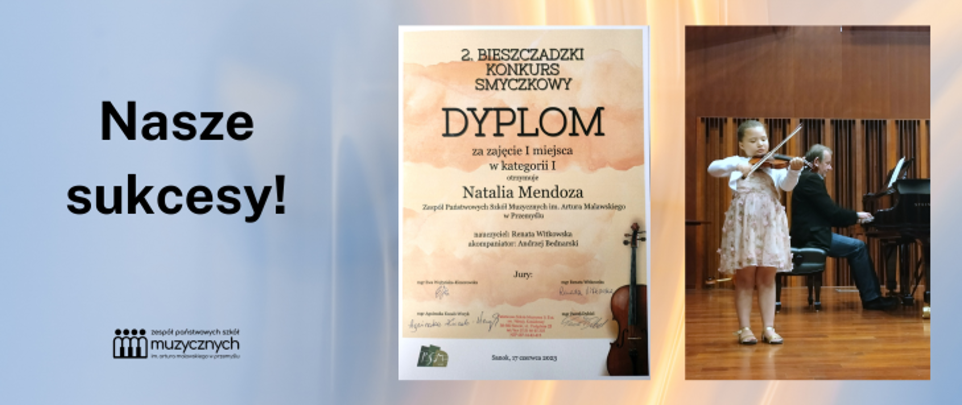 Na niebiesko-złotym tle znajduje się napis: Nasze sukcesy oraz logo szkoły. Po prawej stronie napisu znajduje się dyplom za zajęcie I miejsca dla Natalii Mendozy oraz zdjęcie, na którym Natalia gra na altówce stojąc na scenie, a w tle akompaniuje jej pan Andrzej Bednarski.
