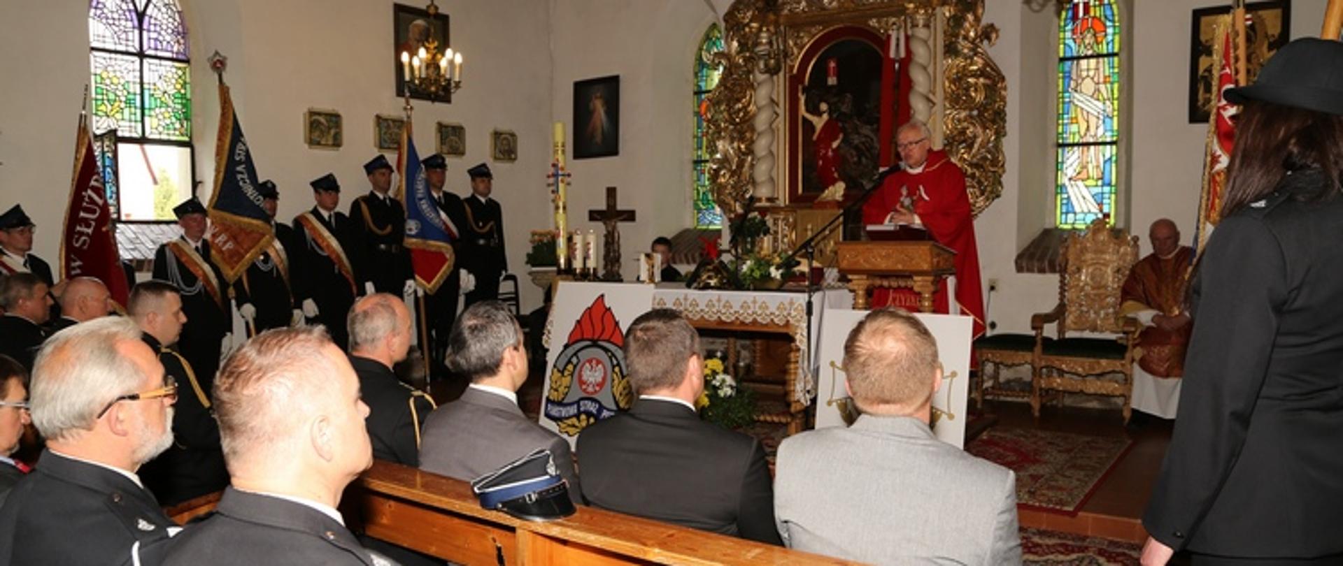 Zdjęcie przedstawia mszę z okazji dnia strażaka