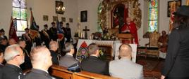 Zdjęcie przedstawia mszę z okazji dnia strażaka