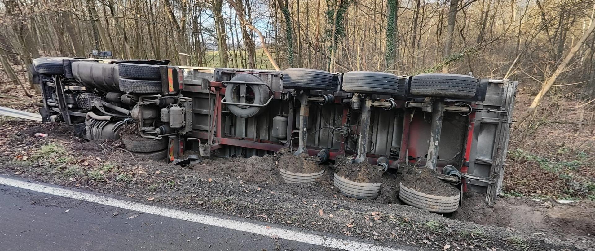SAMOCHÓD CIĘŻAROWY WYPADŁ Z DROGI