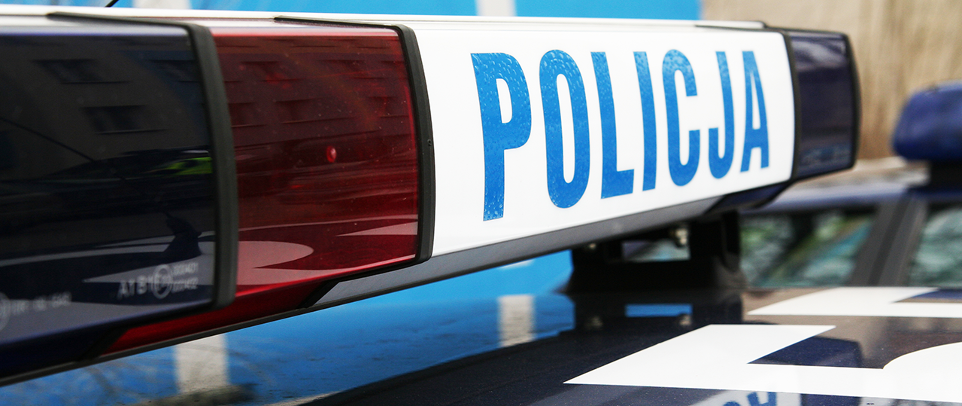 Policyjna lampa sygnalizacyjno-ostrzegawcza.