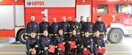 Zdjęcie przedstawia wszystkich wyróżnionych strażaków Lotos Straż Sp. z o.o.