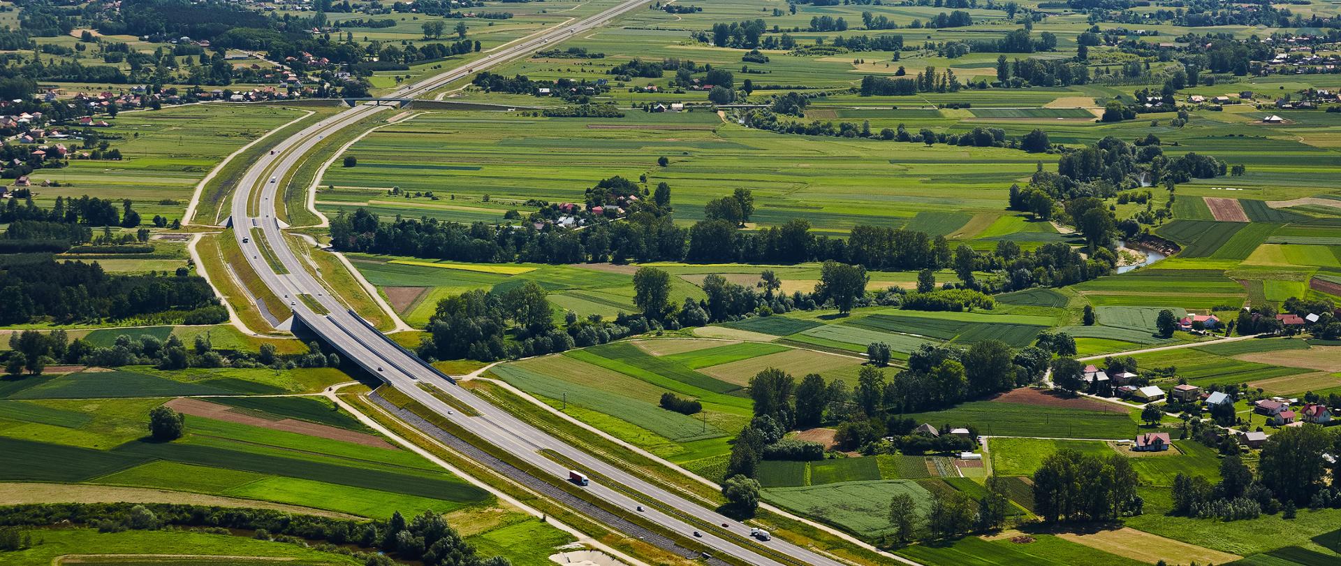 Widok z lotu ptaka na trasę autostrady A4 między Rzeszowem a Jarosławiem