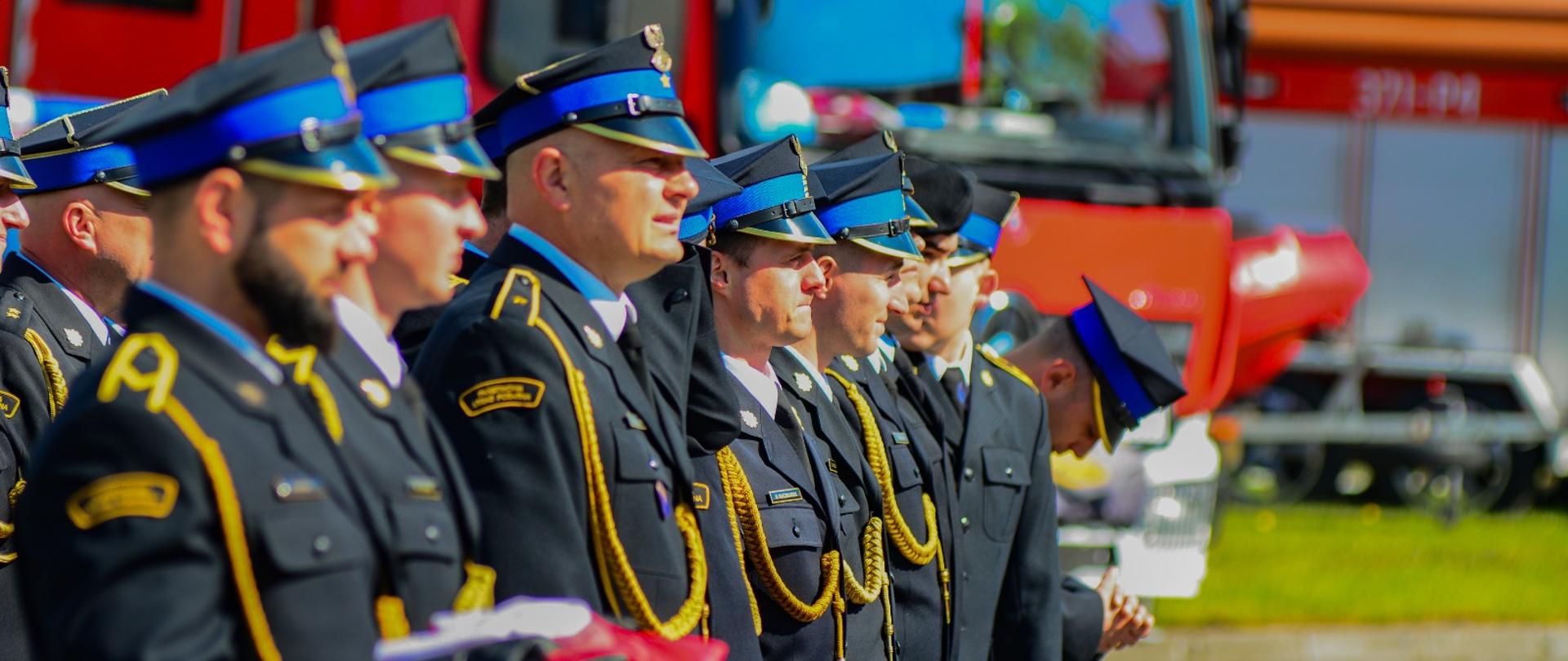 Zdjęcie przedstawia funkcjonariuszy KP PSP Międzyrzecz podczas Uroczystego Apelu z okazji Dnia Strażaka na placu przed remizą. 