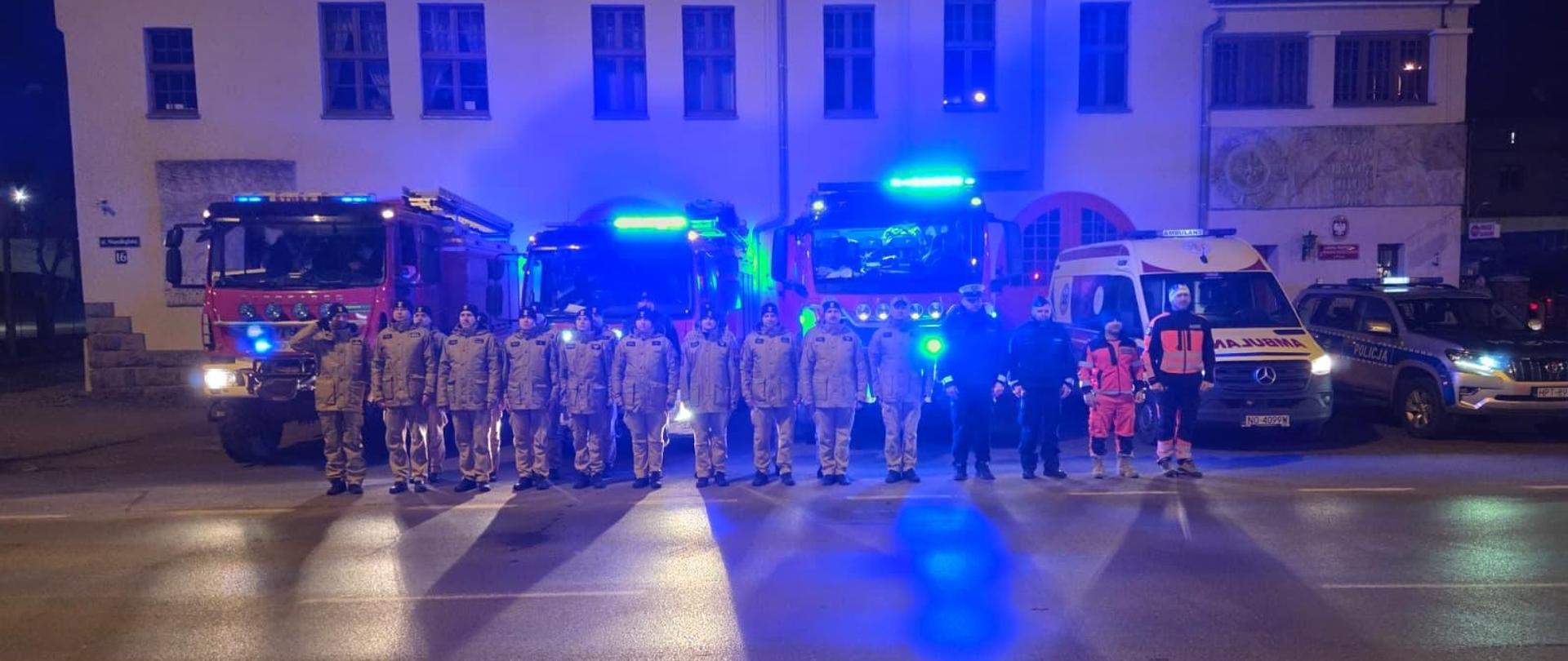 Strażacy oddają hołd zmarłemu strażakowi OSP