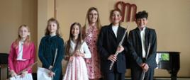 zdjęcie - uczniowie klasy fletu na scenie sali kocertowej