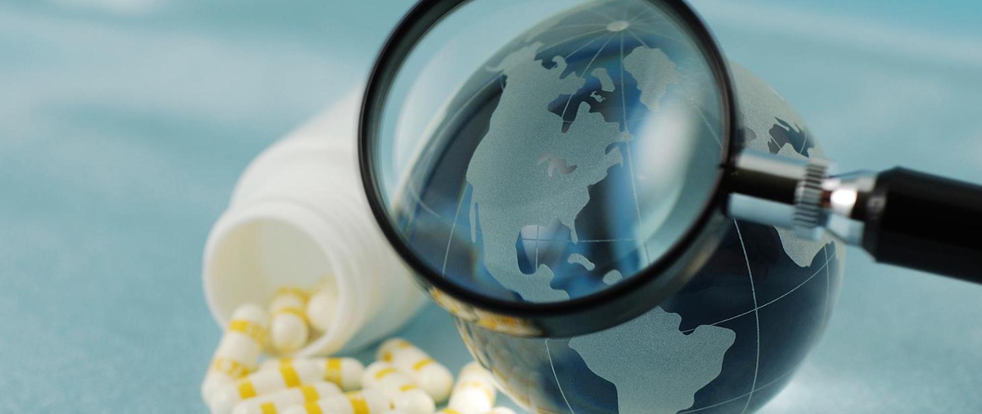 lupa na tle świata i tabletek