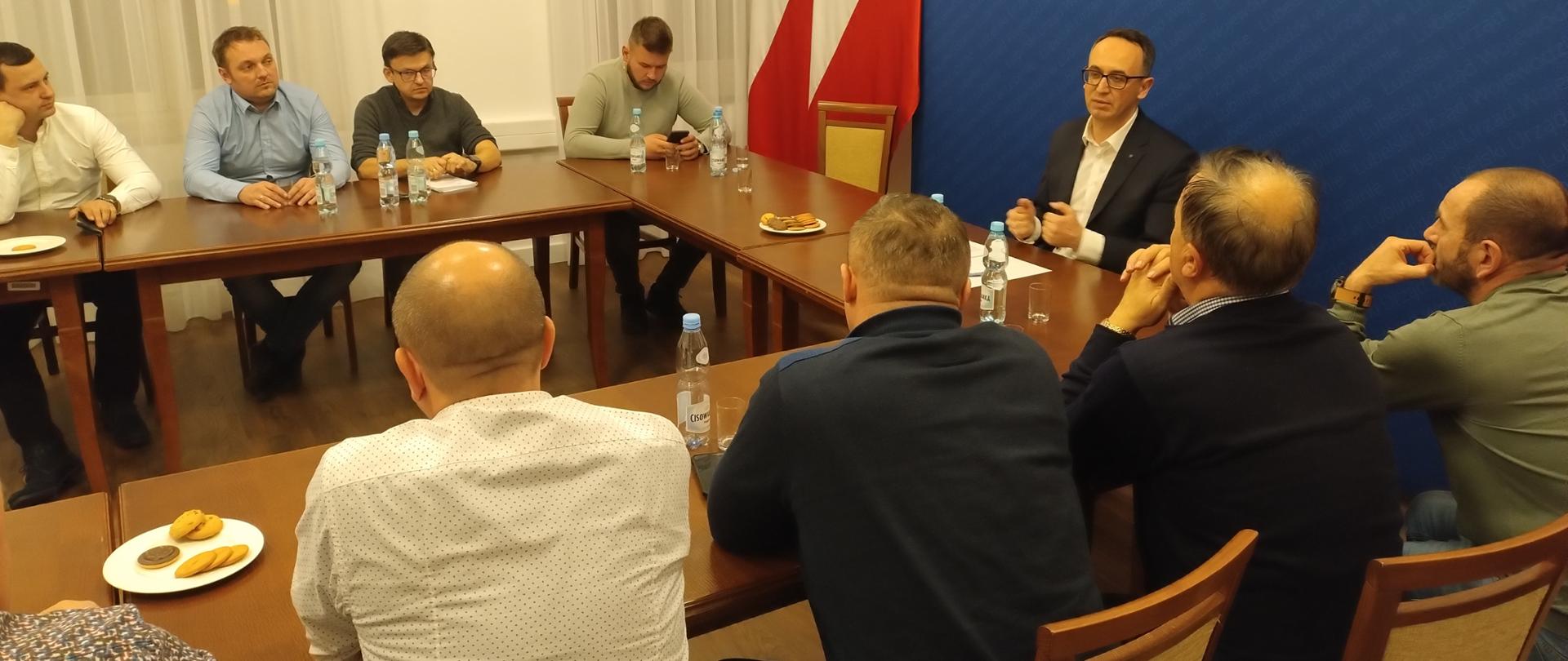 Minister infrastruktury Dariusz Klimczak spotkał się w Lublinie z przedstawicielami protestującej na granicy polsko-ukraińskiej branży transportowej
