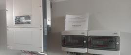 falownik zamontowanymi urządzeniami elektrycznymi do instalacji fotowoltaicznej na jednym z urządzeń kartka z napisem (nieczytelne)