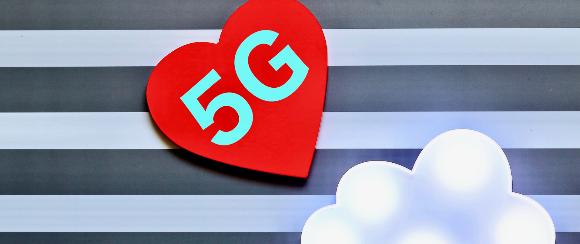 Grafika przedstawiająca chmurę oraz serce z napisem "5G"