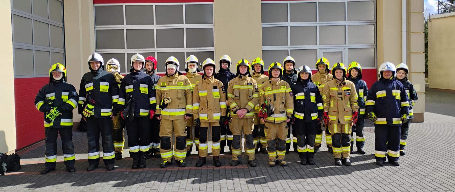 Zdjęcie przedstawia uczestników szkolenia w ubraniu specjalnym podczas zbiórki przed zajęciami praktycznymi.