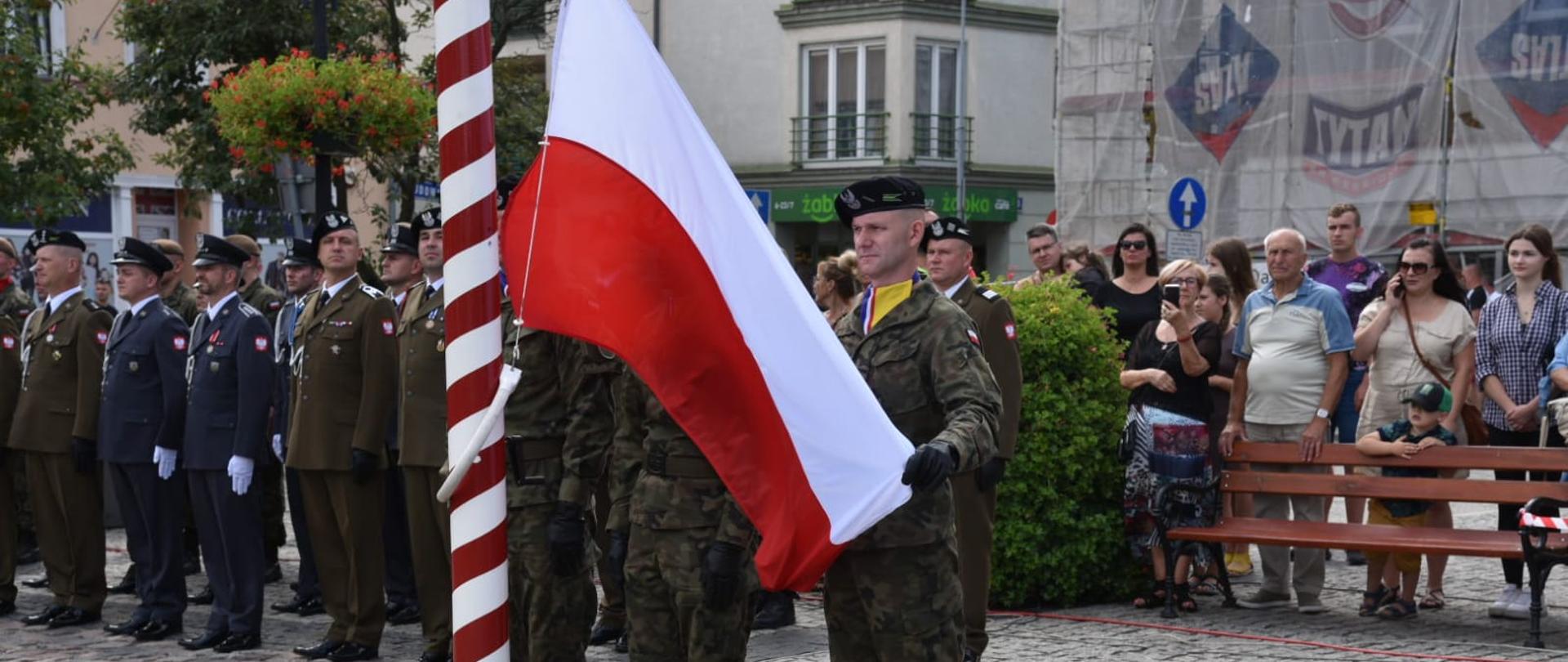 Poczet flagowy wciąga flagę na maszt 