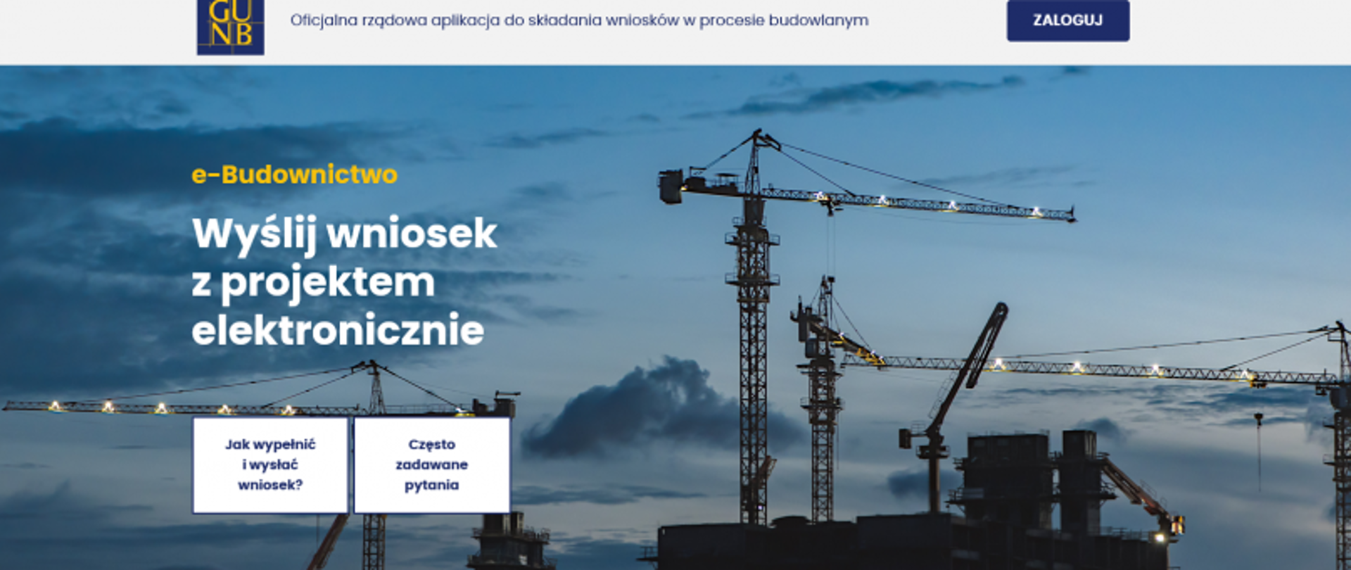 Plac budowy z dźwigami o zmierzchu; na grafice tekst o e-Budownictwie i przycisk „ZALOGUJ”.