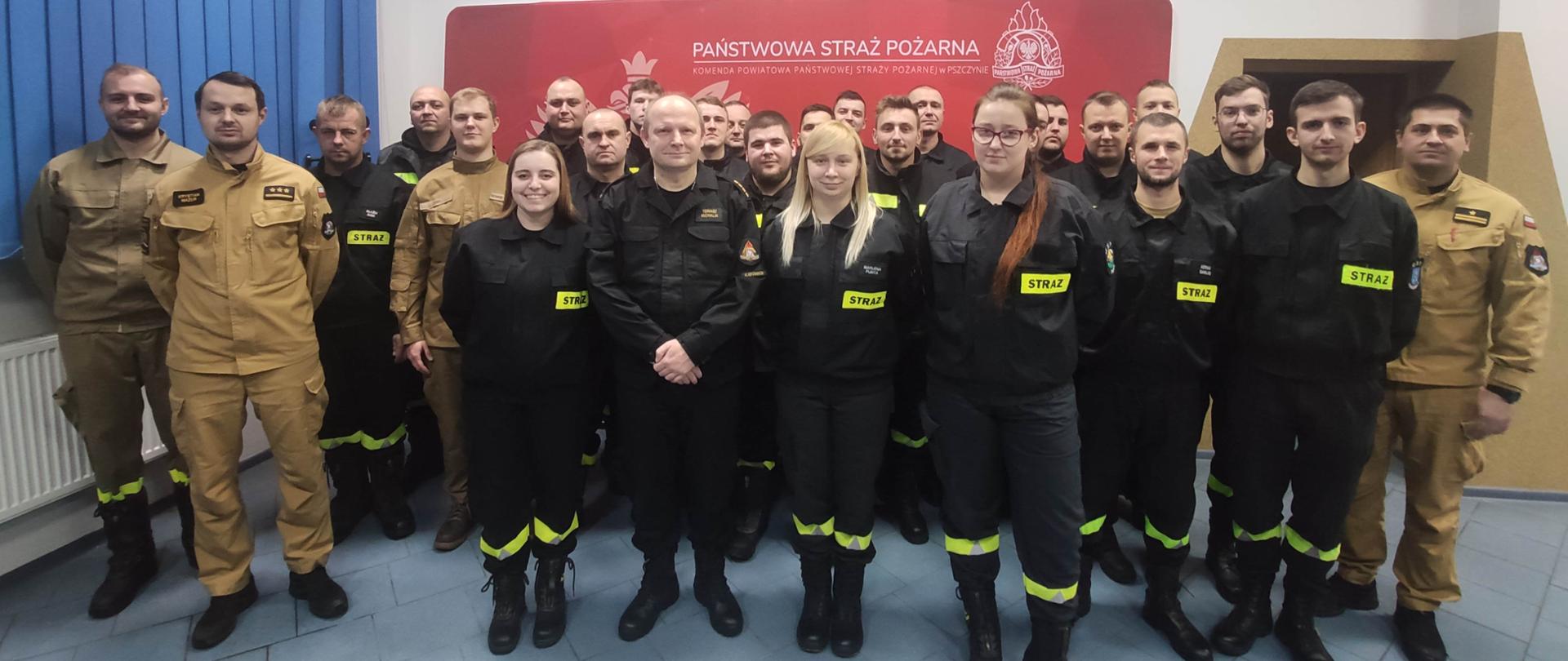 Na zdjęciu są druhowie z jednostek OSP którzy ukończyli szkolenie wraz z członkami komisji egzaminacyjnej