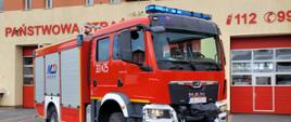 Na zdjęciu widzimy samochód GCBA 5/32, który brał udział w ćwiczeniach na tle Komendy Powiatowej PSP w Pruszczu Gdańskim