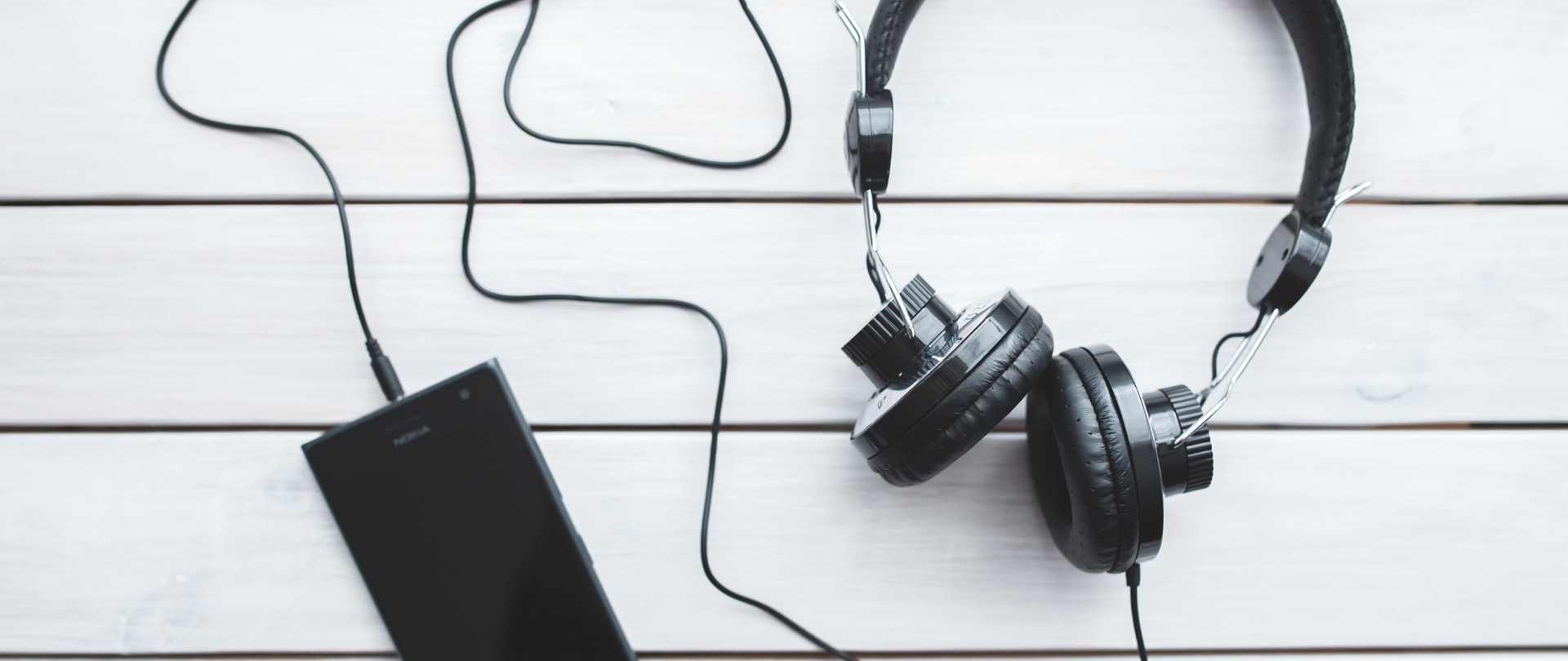 Słuchawki przypięte do telefonu