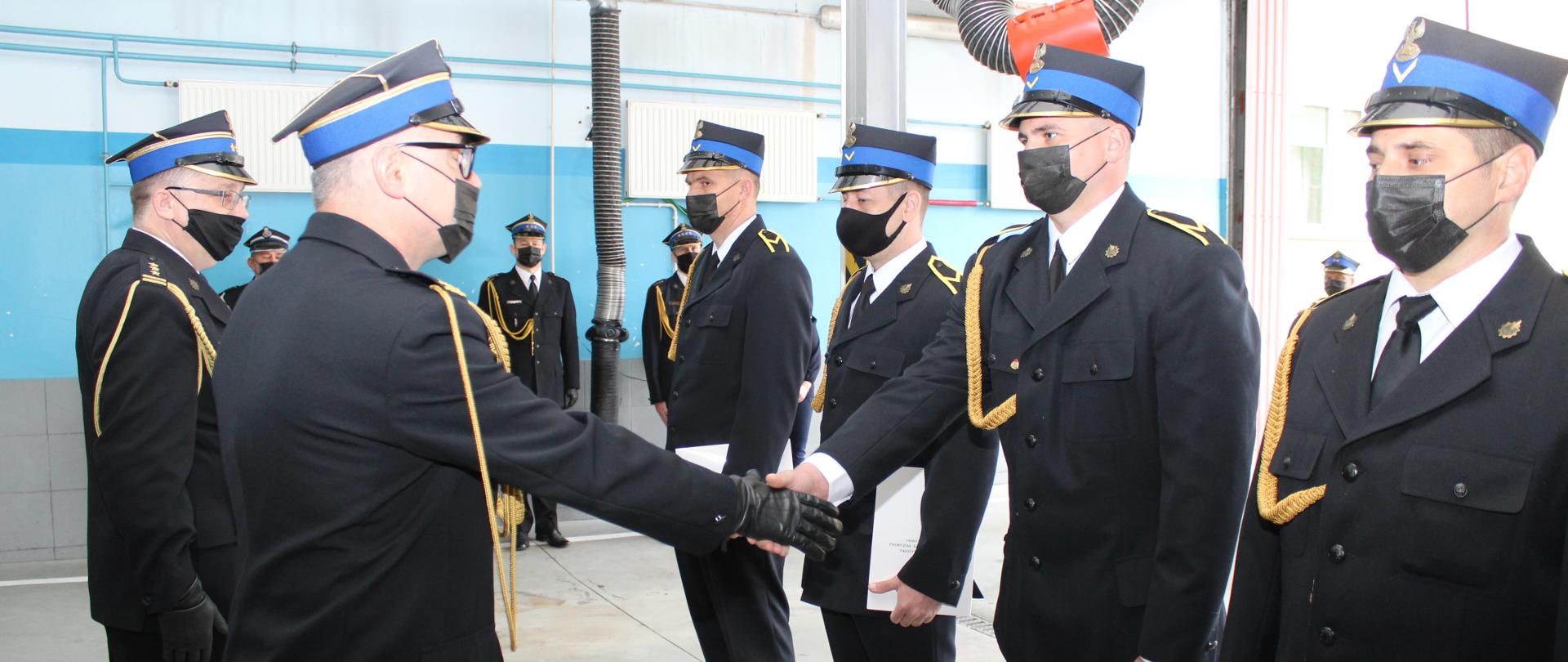 Strażacy na uroczystości z okazji dnia strażaka. 