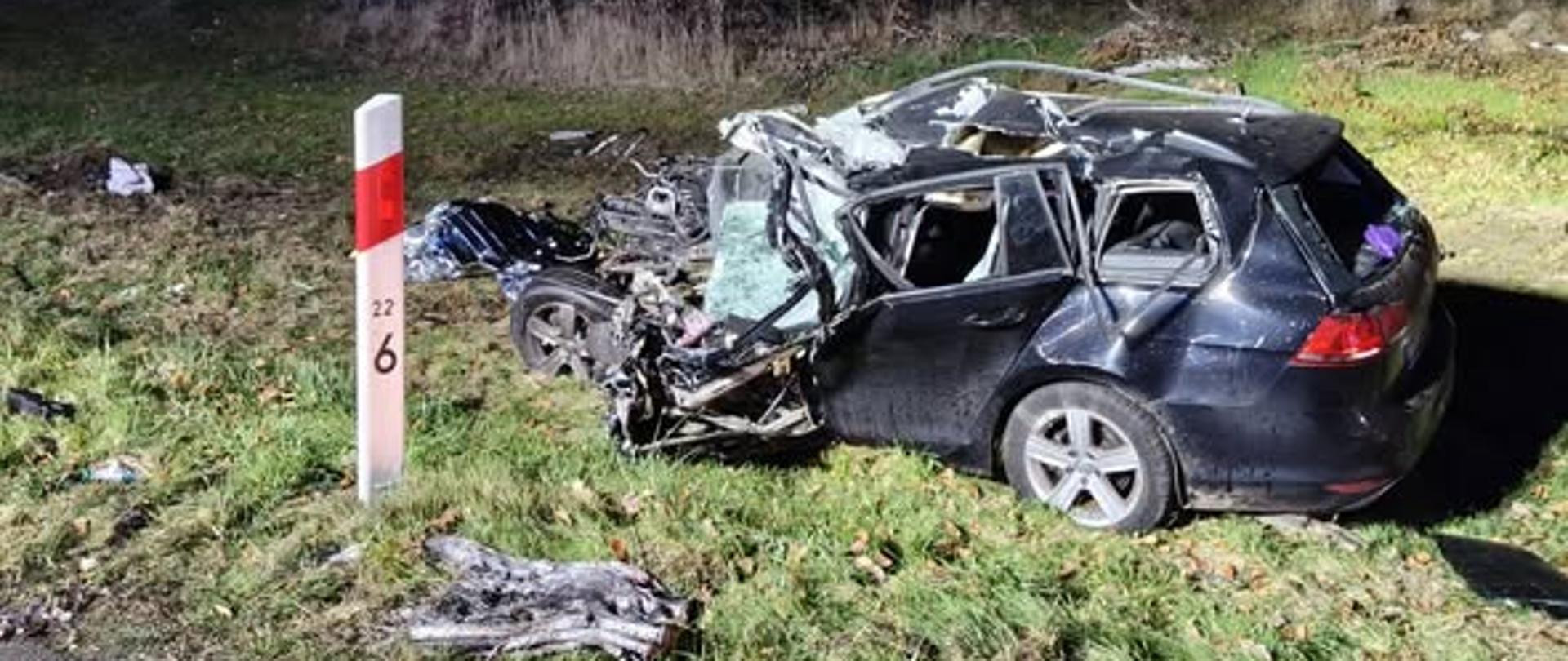 Auto osobowe rozbite na poboczu