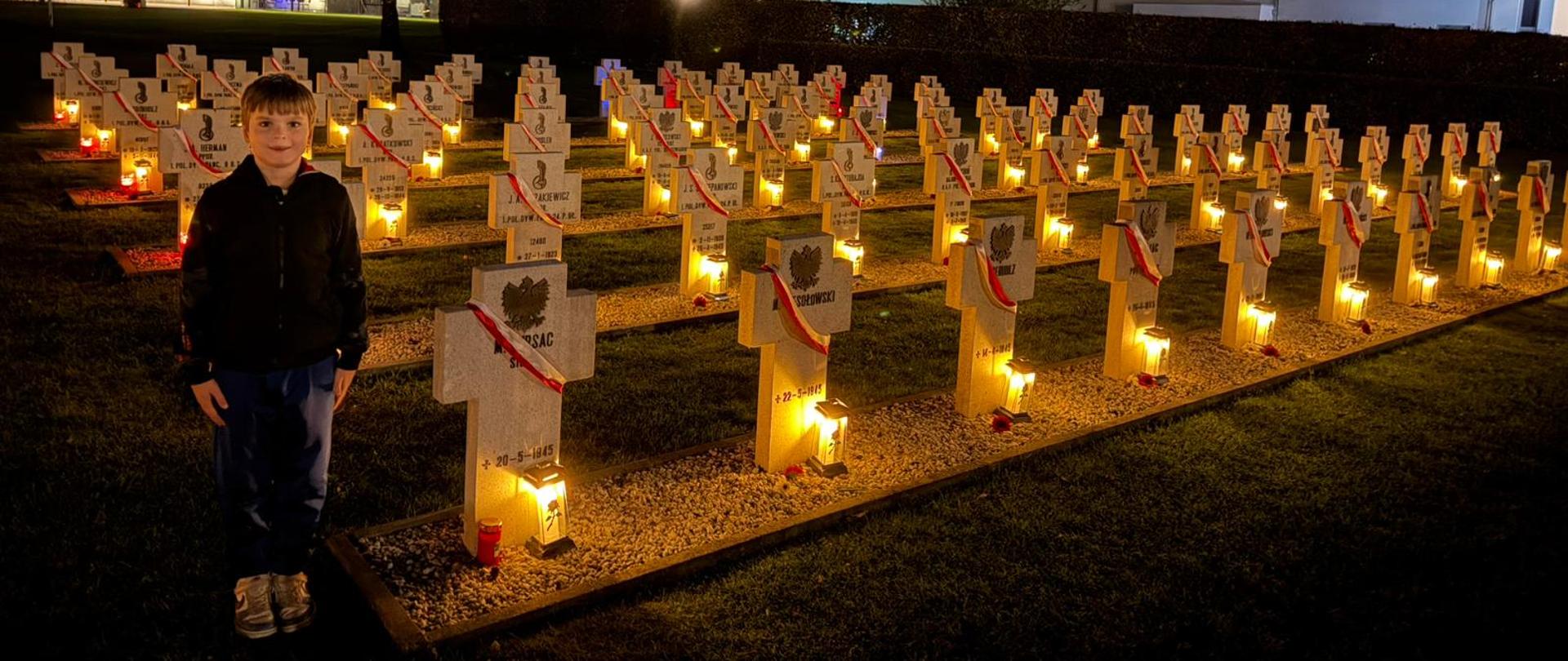 Polski harcerz składa hołd na grobie polskich bohaterów