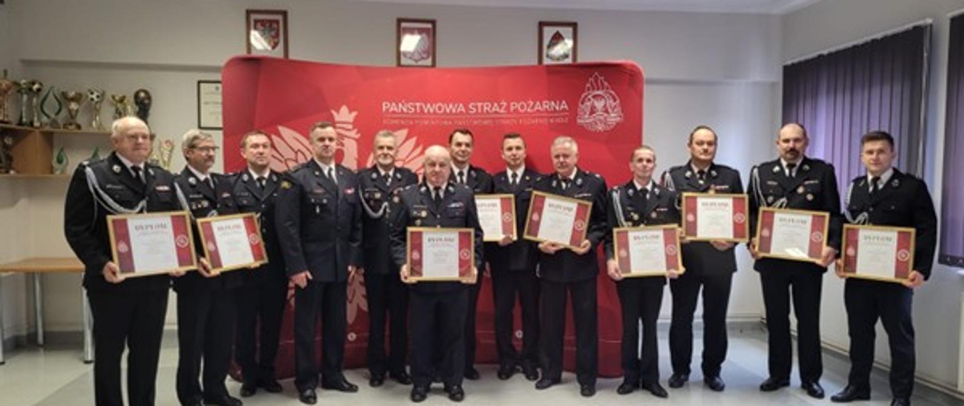 Zdjęcie przedstawia komendantów gminnych i naczelników jednostek OSP z KSRG podczas wręczenia pamiątkowych dyplomów z okazji 30-lecia KSRG