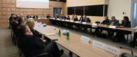 Przy stole uczestnicy spotkania w sprawie odbudowy zasobów wód powierzchniowych i podziemnych w rejonie Powidzkiego Parku Krajobrazowego.