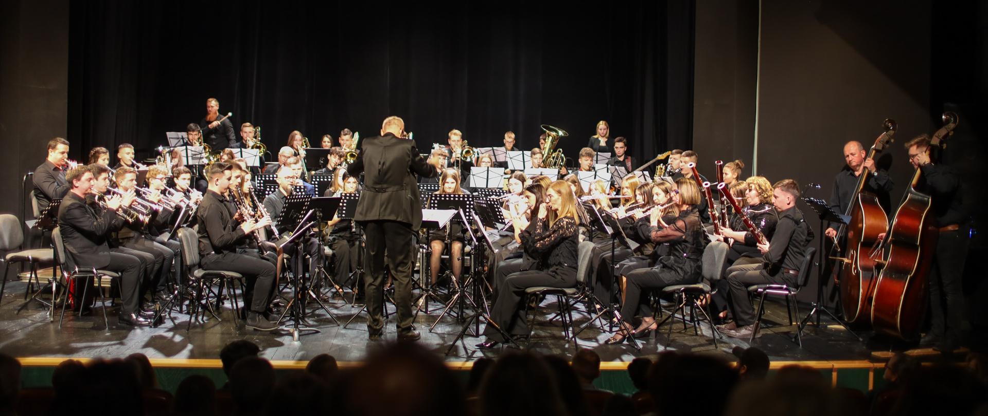 Zdjęcie przedstawia pełny skład Orkiestry Dętej PSM II st. podczas koncertu 4 marca 2023 r. w nowosądeckim "Sokole"