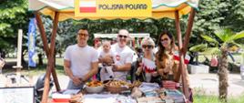 Stoisko Ambasady RP w Podgoricy podczas EU fair z okazji Dnia Europy; napis EU FAIR 2026; przedstawiciele Ambasady i Stowarzyszenia Polakow przy stoisku z flagami Polski