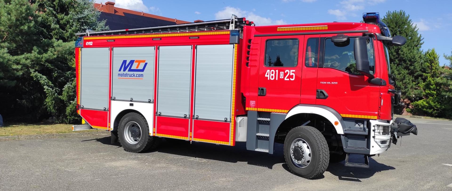 Ciężki samochód ratowniczo-gaśniczy z autopompą o wydajności 4000 l/min. Pojemność zbiornika wody wynosi 5 m3