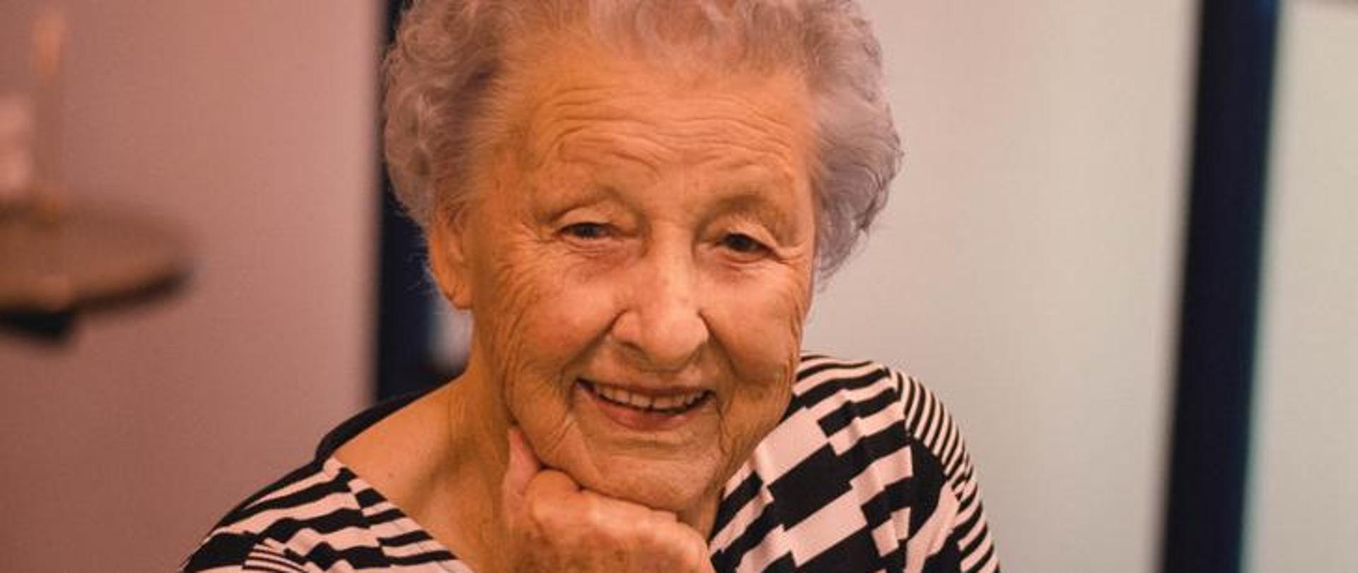 Uśmiechnięta starsza pani - portret