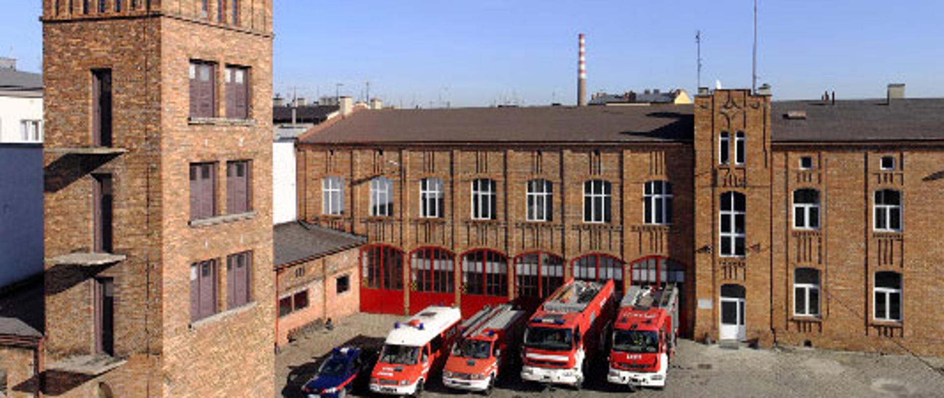 Zdjęcie przedstawia Jednostkę Ratowniczo Gaśniczą nr 3 w Częstochowie z lotu ptaka. Na zdjęciu widoczny obiekt Jednostki Ratowniczo Gaśniczej przed obiektem znajdują się pojazdy będące na wyposażeniu jednostki.