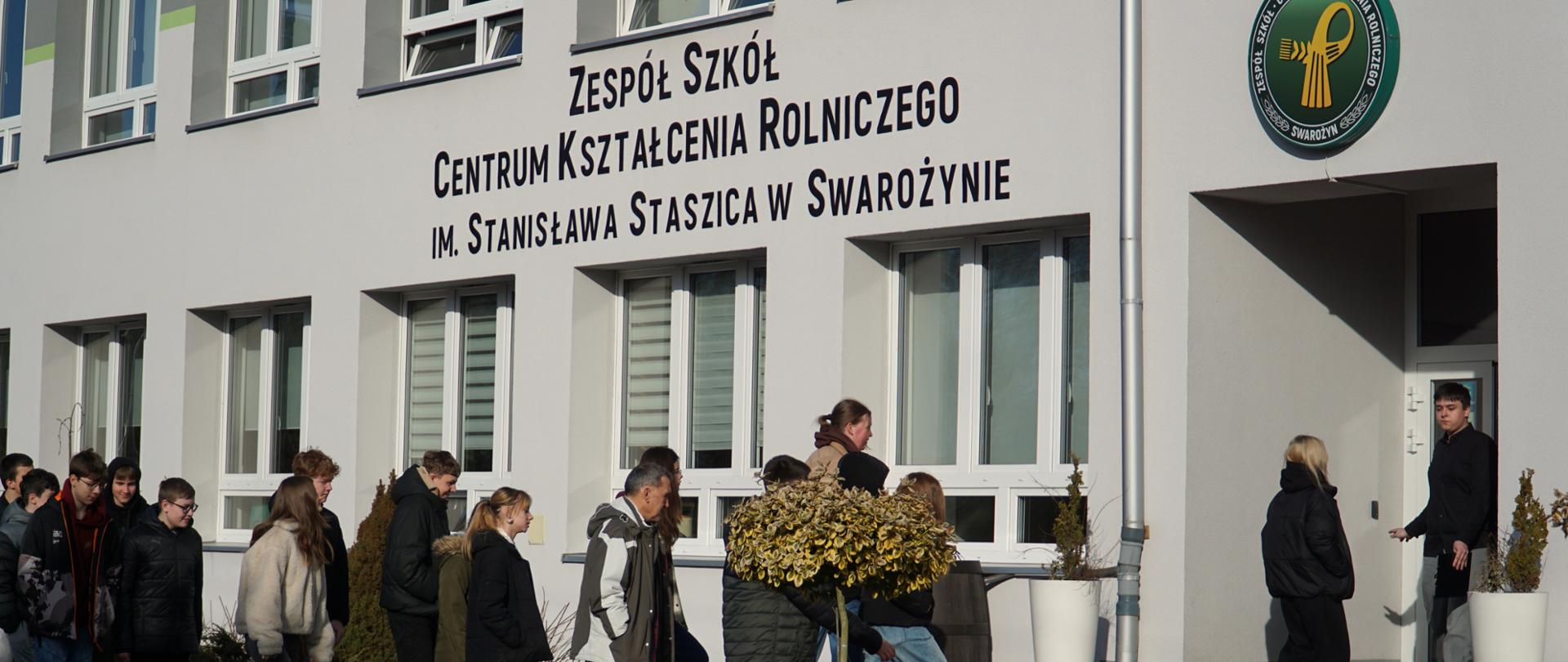 Dzein otwarty szkoły - goście przychodzący do szkoły