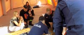 Zdjęcie przedstawia strażaków OSP podczas jednego z zadań praktycznych w ramach Mistrzostw z zakresu ratownictwa medycznego służb mundurowych Powiatu Gdańskiego