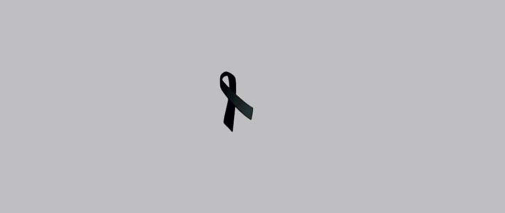 Czarna wstążka na szarym tle – symbol używany przez poszczególnych ludzi i organizacje, oznaczający żałobę.