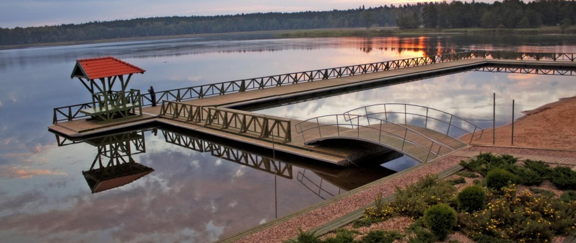 Na zdjęciu widoczne jest jezioro oraz pomost przy jeziorze Gołdap