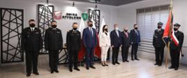 Na zdjęciu widać osiem osób oraz po prawej poczet sztandarowy OSP