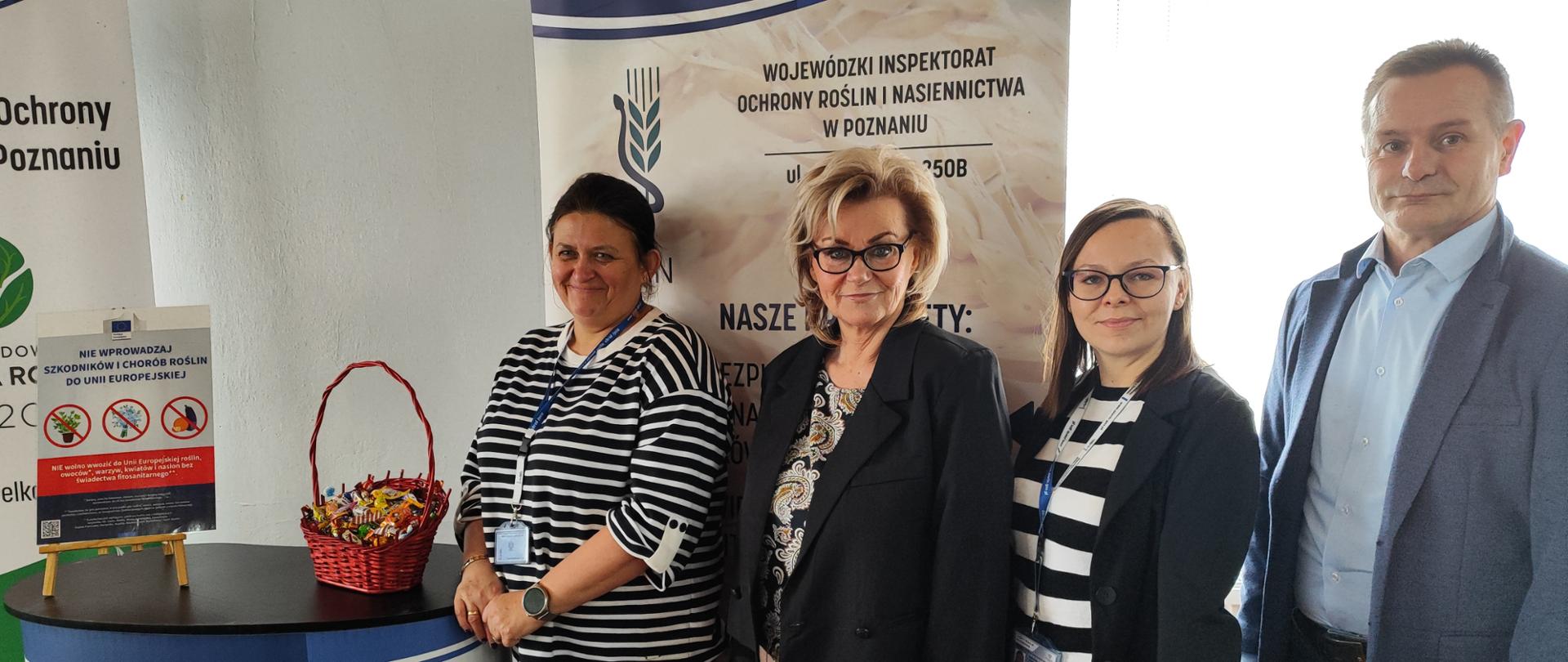 Wielkopolskie Forum Rolnicze powiatu ostrowskiego we Wtórku - stoisko WIORiN w Poznaniu obsługiwane przez pracowników Oddziału w Ostrowie Wlkp.