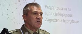 Generał Broni dr. Adam Joks Dowódca II-go Korpusu Polskiego, Dowódca Komponentu Lądowego podczas wystąpienia.